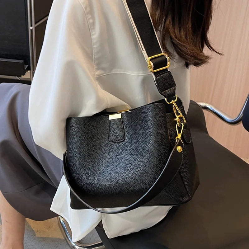 Fashionable hand-held bucket bag, large capacity crossbody bag, women's high-end feeling, light luxury women's bag