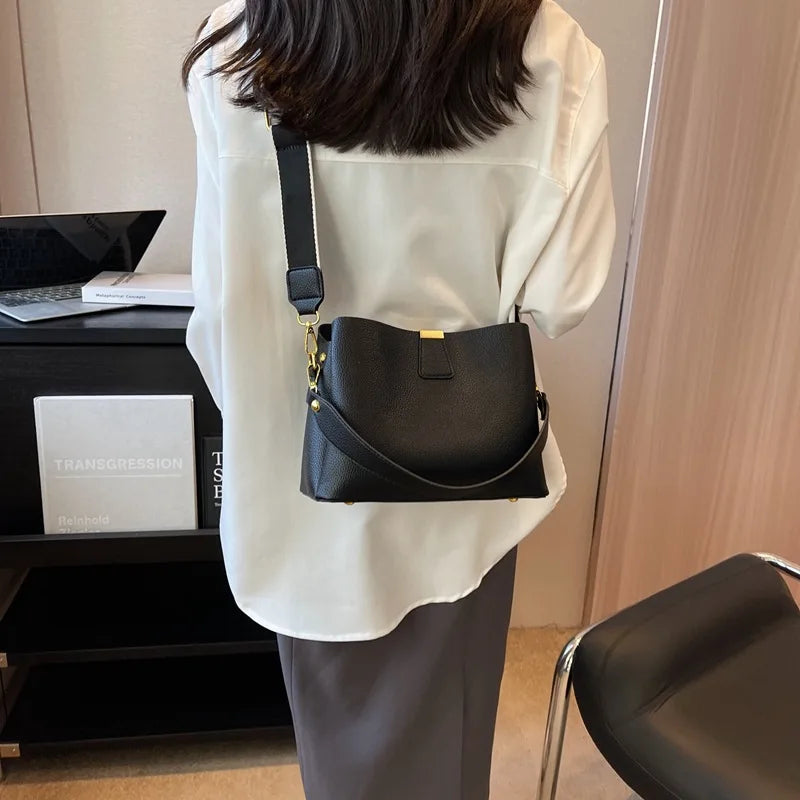 Fashionable hand-held bucket bag, large capacity crossbody bag, women's high-end feeling, light luxury women's bag